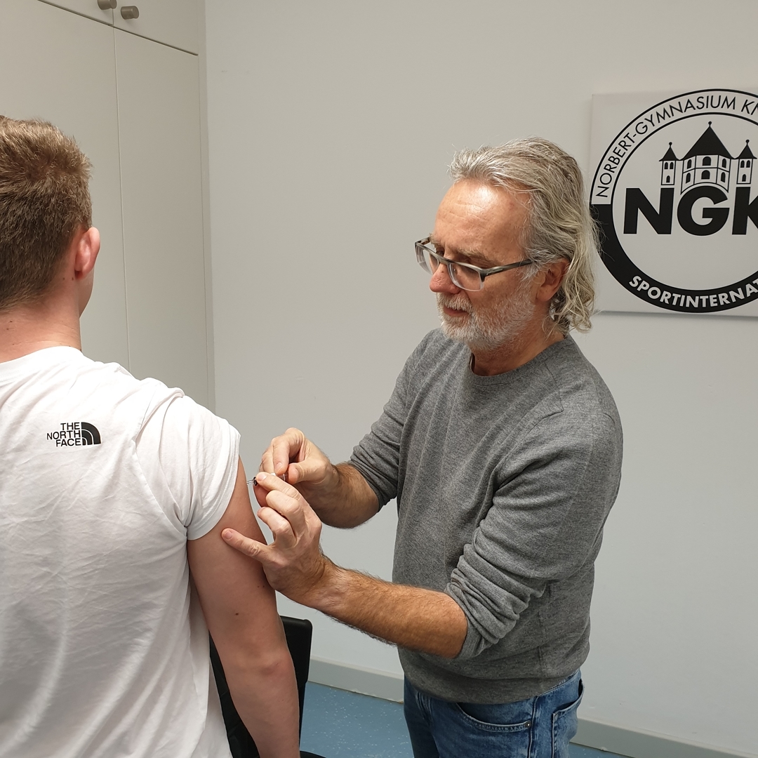 Hausarzt Dr Josef Kaesmacher bei der Grippe-Impfung