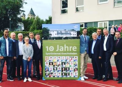 10 Jahre Sportinternat Knechtsteden". Landrat Hans-Jürgen Petrauschke überreichte uns ein großartiges Präsent zu unserem Jubiläum